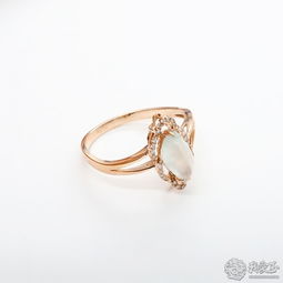 個(gè)性珠寶定制 18k玫瑰金鑲嵌翡翠蛋面戒指的藝術(shù)與工藝